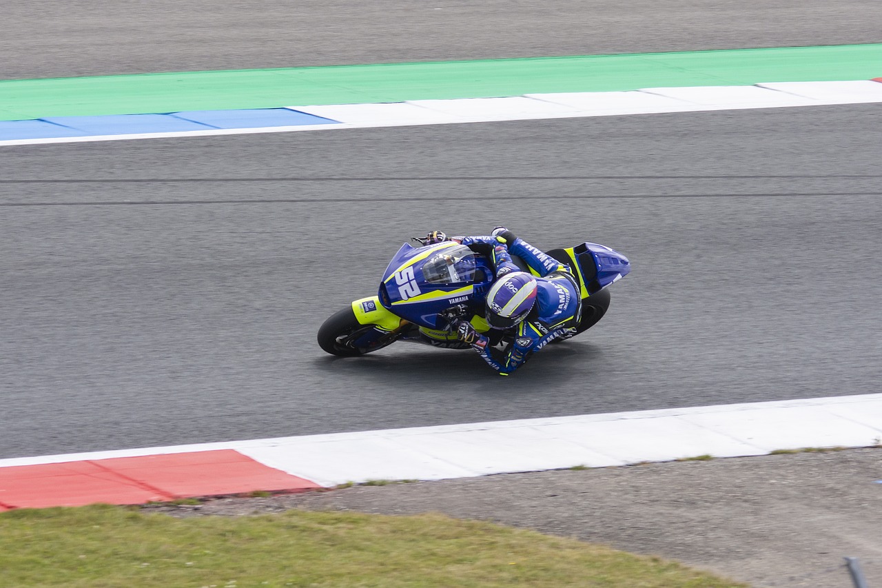 沙漠里种出“光伏长城” 中国防沙治沙有新办法.